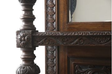 イギリスアンティーク　珍しいデザイン!　オーク材　凝った彫刻が目を引く縦型オープンシェルフ(飾り棚、陳列棚、キャビネット、オープンラック)(R-058367)