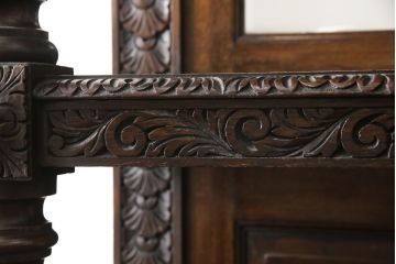 イギリスアンティーク　珍しいデザイン!　オーク材　凝った彫刻が目を引く縦型オープンシェルフ(飾り棚、陳列棚、キャビネット、オープンラック)(R-058367)