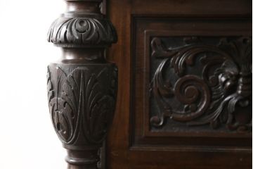 イギリスアンティーク　珍しいデザイン!　オーク材　凝った彫刻が目を引く縦型オープンシェルフ(飾り棚、陳列棚、キャビネット、オープンラック)(R-058367)