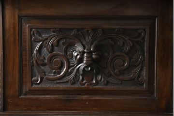 イギリスアンティーク　珍しいデザイン!　オーク材　凝った彫刻が目を引く縦型オープンシェルフ(飾り棚、陳列棚、キャビネット、オープンラック)(R-058367)