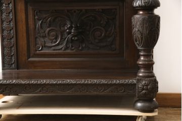 イギリスアンティーク　珍しいデザイン!　オーク材　凝った彫刻が目を引く縦型オープンシェルフ(飾り棚、陳列棚、キャビネット、オープンラック)(R-058367)