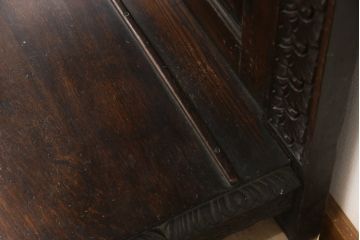イギリスアンティーク　珍しいデザイン!　オーク材　凝った彫刻が目を引く縦型オープンシェルフ(飾り棚、陳列棚、キャビネット、オープンラック)(R-058367)