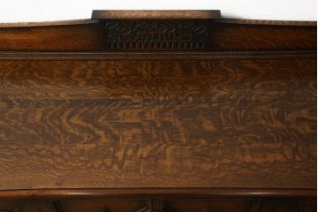 イギリスアンティーク　オーク材　細やかな彫刻やクラシカルな金具が印象的なサイドボード(戸棚、収納棚、キャビネット)(R-058368)