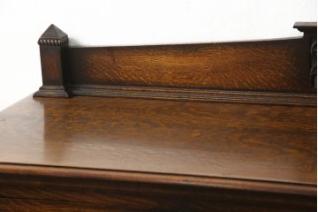 イギリスアンティーク　オーク材　細やかな彫刻やクラシカルな金具が印象的なサイドボード(戸棚、収納棚、キャビネット)(R-058368)