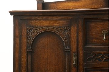 イギリスアンティーク　オーク材　細やかな彫刻やクラシカルな金具が印象的なサイドボード(戸棚、収納棚、キャビネット)(R-058368)