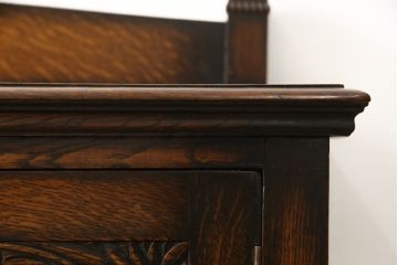イギリスアンティーク　オーク材　細やかな彫刻やクラシカルな金具が印象的なサイドボード(戸棚、収納棚、キャビネット)(R-058368)