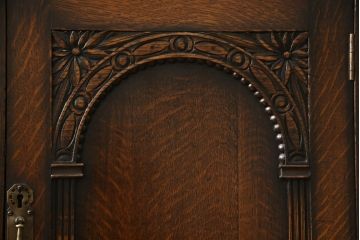 イギリスアンティーク　オーク材　細やかな彫刻やクラシカルな金具が印象的なサイドボード(戸棚、収納棚、キャビネット)(R-058368)