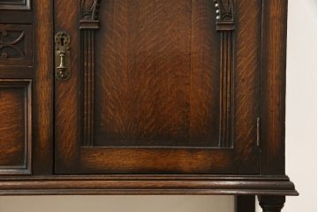 イギリスアンティーク　オーク材　細やかな彫刻やクラシカルな金具が印象的なサイドボード(戸棚、収納棚、キャビネット)(R-058368)