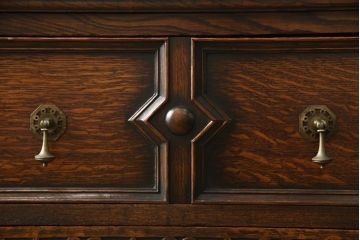 イギリスアンティーク　オーク材　細やかな彫刻やクラシカルな金具が印象的なサイドボード(戸棚、収納棚、キャビネット)(R-058368)