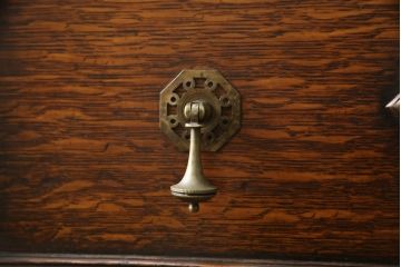 イギリスアンティーク　オーク材　細やかな彫刻やクラシカルな金具が印象的なサイドボード(戸棚、収納棚、キャビネット)(R-058368)