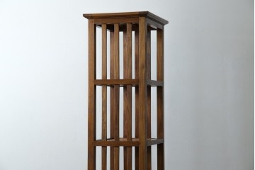 中古　希少な絶版品!　美品　アジアン家具　ヒッカドゥワ(HIKKA DUWA)　チーク材　シンプルな縦型飾り棚　(R-058369)