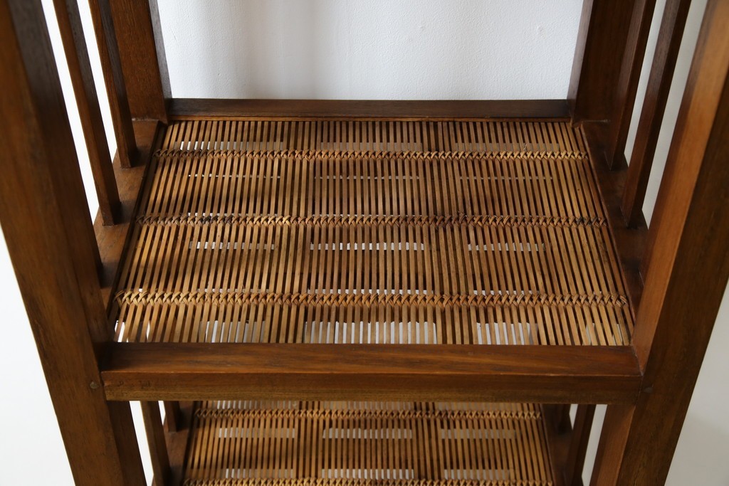 中古　希少な絶版品!　美品　アジアン家具　ヒッカドゥワ(HIKKA DUWA)　チーク材　シンプルな縦型飾り棚　(R-058369)