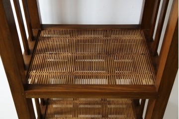 中古　希少な絶版品!　美品　アジアン家具　ヒッカドゥワ(HIKKA DUWA)　チーク材　シンプルな縦型飾り棚　(R-058369)