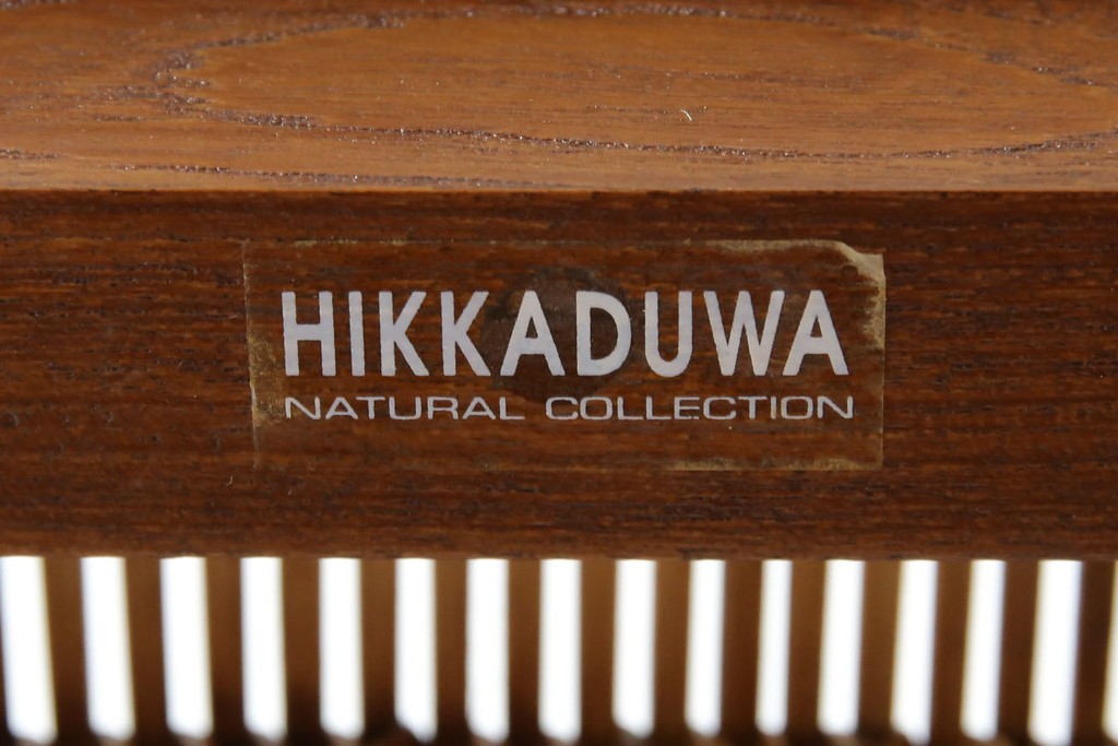 中古　希少な絶版品!　美品　アジアン家具　ヒッカドゥワ(HIKKA DUWA)　チーク材　シンプルな縦型飾り棚　(R-058369)