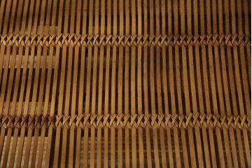 中古　希少な絶版品!　美品　アジアン家具　ヒッカドゥワ(HIKKA DUWA)　チーク材　シンプルな縦型飾り棚　(R-058369)