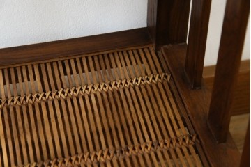 中古　希少な絶版品!　美品　アジアン家具　ヒッカドゥワ(HIKKA DUWA)　チーク材　シンプルな縦型飾り棚　(R-058369)