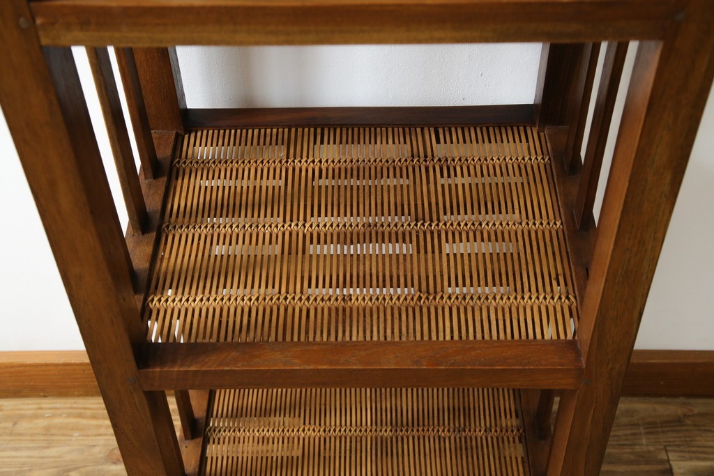 中古　希少な絶版品!　美品　アジアン家具　ヒッカドゥワ(HIKKA DUWA)　チーク材　シンプルな縦型飾り棚　(R-058369)