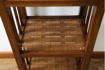 中古　希少な絶版品!　美品　アジアン家具　ヒッカドゥワ(HIKKA DUWA)　チーク材　シンプルな縦型飾り棚　(R-058369)