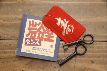 和製ビンテージ　欅(ケヤキ)材　二段重ね　岩谷堂箪笥　迫力ある杢目が印象的な衣装タンス(和箪笥、着物箪笥、和たんす、上下バラ売り可能)(R-058372)