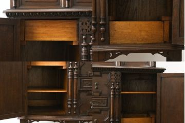 イギリスアンティーク　オーク材　クラシカルで品のある佇まいが美しいサイドボード(キャビネット、収納棚、戸棚)(R-058373)