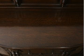 イギリスアンティーク　オーク材　クラシカルで品のある佇まいが美しいサイドボード(キャビネット、収納棚、戸棚)(R-058373)