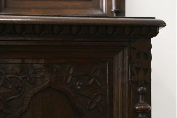 イギリスアンティーク　オーク材　クラシカルで品のある佇まいが美しいサイドボード(キャビネット、収納棚、戸棚)(R-058373)