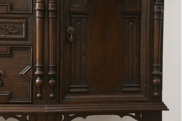 イギリスアンティーク　オーク材　クラシカルで品のある佇まいが美しいサイドボード(キャビネット、収納棚、戸棚)(R-058373)
