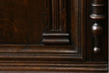 イギリスアンティーク　オーク材　クラシカルで品のある佇まいが美しいサイドボード(キャビネット、収納棚、戸棚)(R-058373)