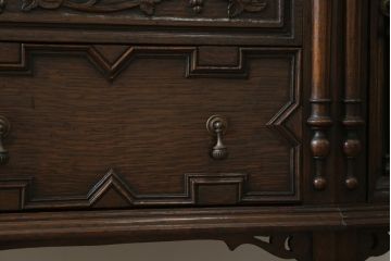 イギリスアンティーク　オーク材　クラシカルで品のある佇まいが美しいサイドボード(キャビネット、収納棚、戸棚)(R-058373)
