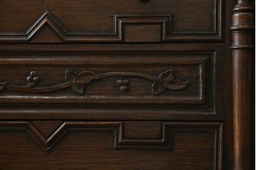 イギリスアンティーク　オーク材　クラシカルで品のある佇まいが美しいサイドボード(キャビネット、収納棚、戸棚)(R-058373)