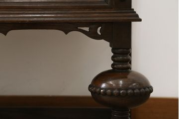 イギリスアンティーク　オーク材　クラシカルで品のある佇まいが美しいサイドボード(キャビネット、収納棚、戸棚)(R-058373)