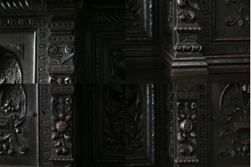 特大最高級!　イギリスアンティーク　オーク材　彫刻の素晴らしいパーラーキャビネット(食器棚、戸棚、収納棚、カップボード)(R-058376)