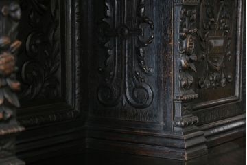 特大最高級!　イギリスアンティーク　オーク材　彫刻の素晴らしいパーラーキャビネット(食器棚、戸棚、収納棚、カップボード)(R-058376)