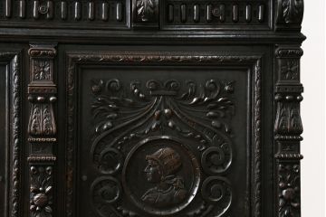 特大最高級!　イギリスアンティーク　オーク材　彫刻の素晴らしいパーラーキャビネット(食器棚、戸棚、収納棚、カップボード)(R-058376)