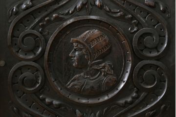 特大最高級!　イギリスアンティーク　オーク材　彫刻の素晴らしいパーラーキャビネット(食器棚、戸棚、収納棚、カップボード)(R-058376)