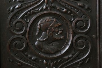 特大最高級!　イギリスアンティーク　オーク材　彫刻の素晴らしいパーラーキャビネット(食器棚、戸棚、収納棚、カップボード)(R-058376)