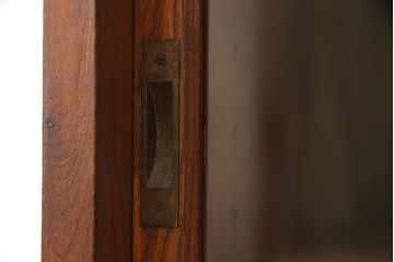 和製アンティーク　前面欅(ケヤキ)材の大振りな脚付き収納棚(サイドキャビネット、収納棚、戸棚)(R-058379)