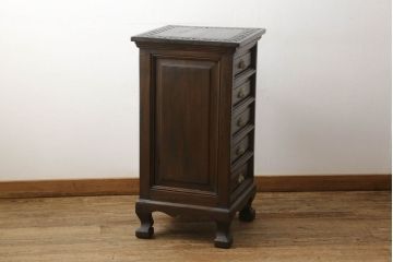 中古　アンティーク調　天板の彫りと脚のデザインの凝った造りが魅力的な縦型チェスト(電話台、サイドチェスト、引き出し)(R-058380)