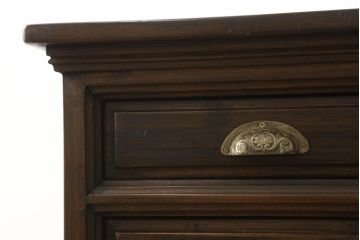 中古　アンティーク調　天板の彫りと脚のデザインの凝った造りが魅力的な縦型チェスト(電話台、サイドチェスト、引き出し)(R-058380)
