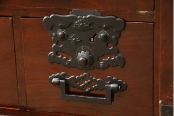 和製ビンテージ　工芸品　総欅(ケヤキ)材　かくし付き　びっしりと施された金具が重厚感を高める佐渡船箪笥(舟箪笥、帳箱、銭箱、引き出し、チェスト、小箪笥、小物収納、ヴィンテージ)(R-058382)