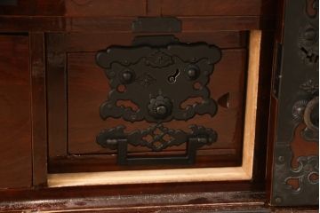和製ビンテージ　工芸品　総欅(ケヤキ)材　かくし付き　びっしりと施された金具が重厚感を高める佐渡船箪笥(舟箪笥、帳箱、銭箱、引き出し、チェスト、小箪笥、小物収納、ヴィンテージ)(R-058382)