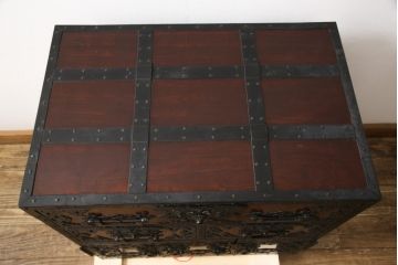 和製ビンテージ　工芸品　総欅(ケヤキ)材　かくし付き　びっしりと施された金具が重厚感を高める佐渡船箪笥(舟箪笥、帳箱、銭箱、引き出し、チェスト、小箪笥、小物収納、ヴィンテージ)(R-058382)