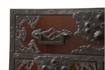 和製ビンテージ　工芸品　総欅(ケヤキ)材　かくし付き　びっしりと施された金具が重厚感を高める佐渡船箪笥(舟箪笥、帳箱、銭箱、引き出し、チェスト、小箪笥、小物収納、ヴィンテージ)(R-058382)