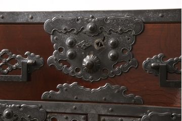 和製ビンテージ　工芸品　総欅(ケヤキ)材　かくし付き　びっしりと施された金具が重厚感を高める佐渡船箪笥(舟箪笥、帳箱、銭箱、引き出し、チェスト、小箪笥、小物収納、ヴィンテージ)(R-058382)