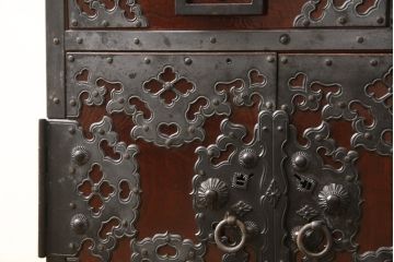 和製ビンテージ　工芸品　総欅(ケヤキ)材　かくし付き　びっしりと施された金具が重厚感を高める佐渡船箪笥(舟箪笥、帳箱、銭箱、引き出し、チェスト、小箪笥、小物収納、ヴィンテージ)(R-058382)