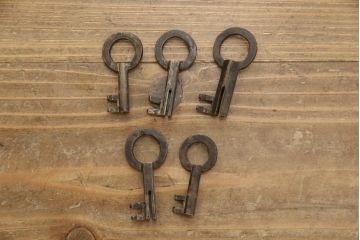 和製ビンテージ　工芸品　総欅(ケヤキ)材　かくし付き　びっしりと施された金具が重厚感を高める佐渡船箪笥(舟箪笥、帳箱、銭箱、引き出し、チェスト、小箪笥、小物収納、ヴィンテージ)(R-058382)