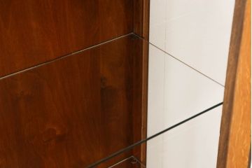 イギリスアンティーク　オーク材　細やかな彫刻がクラシカルな雰囲気を高めるサイドキャビネット(ブックケース、サイドボード、飾り棚、収納棚、戸棚、ガラスケース)(R-058383)