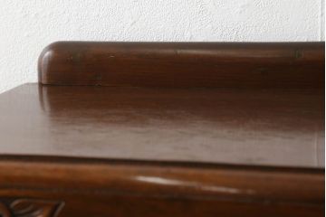 イギリスアンティーク　オーク材　細やかな彫刻がクラシカルな雰囲気を高めるサイドキャビネット(ブックケース、サイドボード、飾り棚、収納棚、戸棚、ガラスケース)(R-058383)