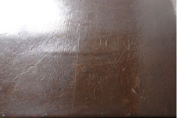 イギリスアンティーク　オーク材　細やかな彫刻がクラシカルな雰囲気を高めるサイドキャビネット(ブックケース、サイドボード、飾り棚、収納棚、戸棚、ガラスケース)(R-058383)