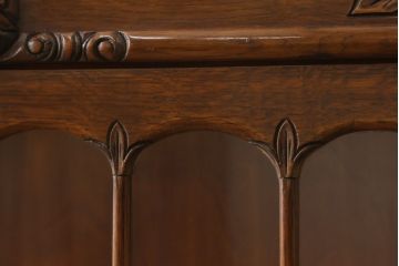 イギリスアンティーク　オーク材　細やかな彫刻がクラシカルな雰囲気を高めるサイドキャビネット(ブックケース、サイドボード、飾り棚、収納棚、戸棚、ガラスケース)(R-058383)